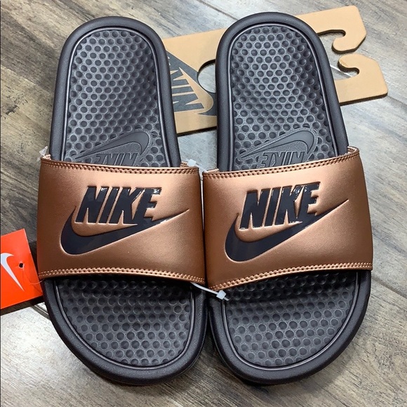 NIKE WMNS BENASSI JDI MTLC RED BRONZE/THUNDER GREY - Picture 13 of 16